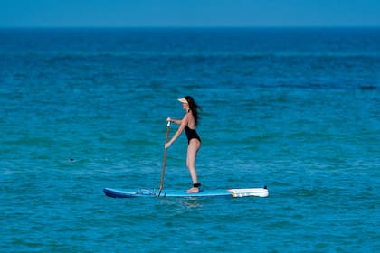 Paddle surf, es una de las variantes de deporte que se pueden practicar en el agua y que, año a año, gana más adeptos