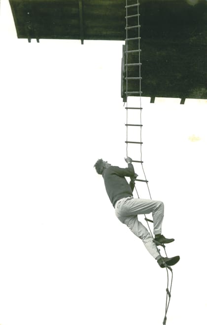 Paddy Roy Bates sube al fuerte Roughs Tower por medio de una escalera colgante.