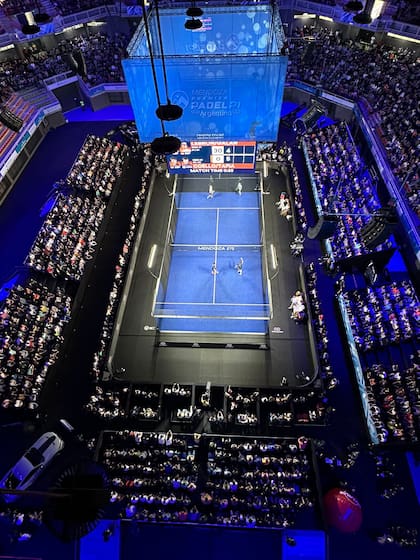 La cancha del Aconcagua Arena, preparada para el Mendoza Premier Padel; blíndex, mucho espacio fuera de los límites, nada de arena y un entablado por debajo del piso son las características que la hicieron de primer nivel internacional.