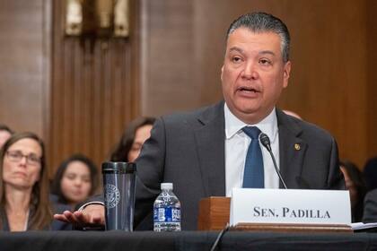 Padilla nació y creció en Pacoima, Valle de San Fernando, como hijo de inmigrantes mexicanos