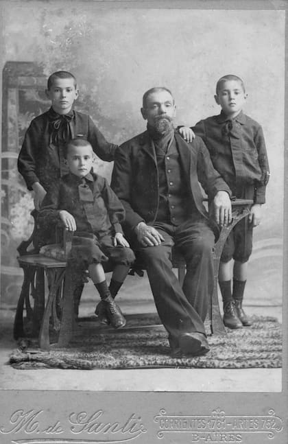 Padre con tres hijos, Miguel de Santi.
