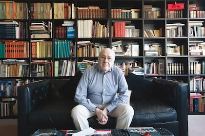 Padre de la bailarina Paloma Herrera, es el autor de una novela inesperada y cabeza de una familia atípica, con dos hijas destacadas y muy diferentes