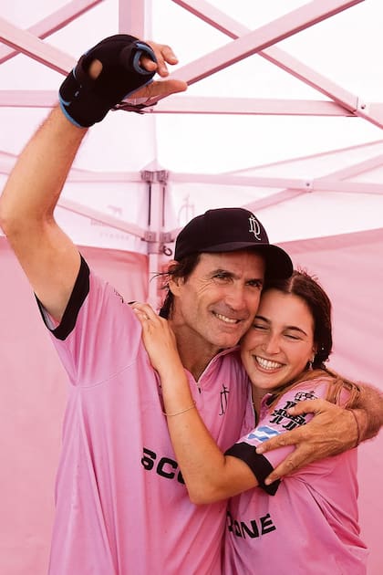 Padre e hija, campeones. A sus 22 años, Mia tiene un presente brillante como jugadora: ganó en varias oportunidades el Abierto de Polo Femenino Argentino y también se destaca en ligas mixtas supercompetitivas (tiene 9 de handicap en el polo femenino y 2 en el general). Esta es la primera vez que levanta esta copa, y la novena ocasión que lo logra su papá.