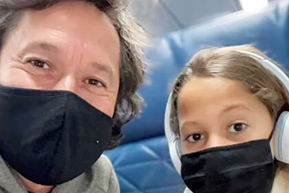 Padre e hija, en el avión de Miami a Colorado.