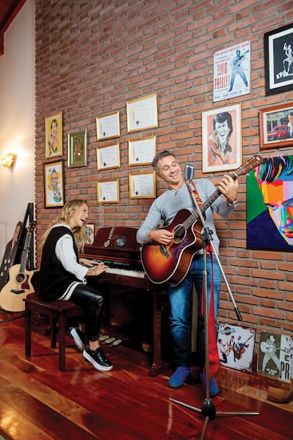 Padre e hija en un “musical” en el rincón del living. Mica está preparando un show con sus personajes por streaming para el 4, 5 y 6 de junio (passline.com). Sobre la pared, algunos de los tantos diplomas de nominación a los premios Martín Fierro y una caricatura de Elvis Presley –ídolo de Lapegüe– que hizo su madre.