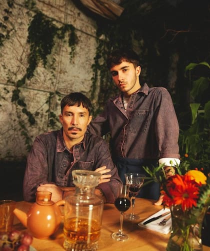 Padre e hijo comparten un gran parecido físico