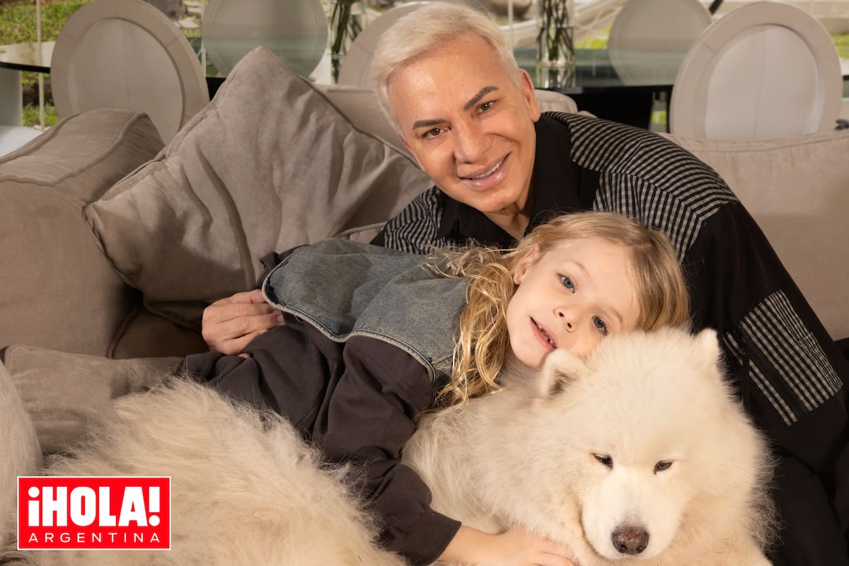 Padre e hijo con su perro samoyedo llamado Aarón