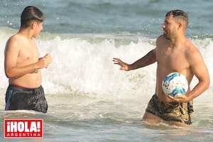 Padre e hijo, divertidos en el mar con la pelota oficial del Mundial de Qatar.