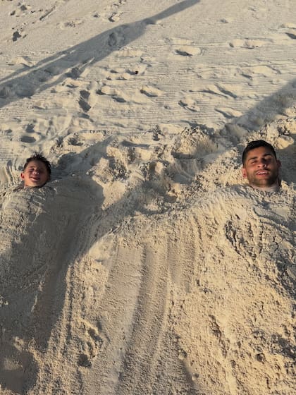 Padre e hijo divirtiendose en la playa (Foto: Instagram @cutiromero2)