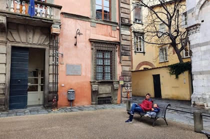 Padre e hijo en su ciudad.