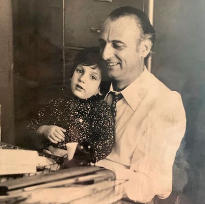 Padre e hijo en una vieja imagen del álbum familiar. En 2004, Ernesto y su hermana Malena, también actriz, le entregaron el Goya de Honor a Héctor.
