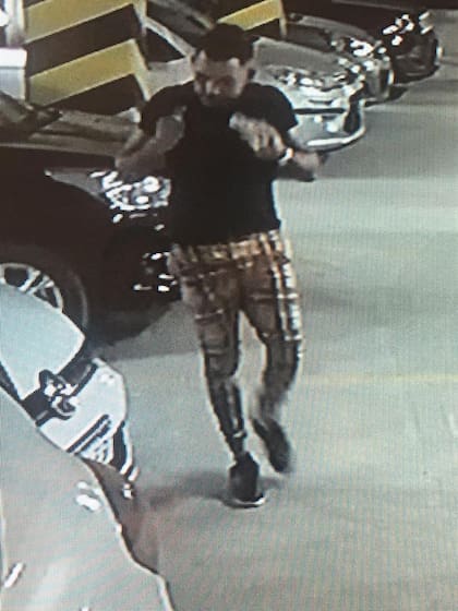 Padre e hijo estacionaron el Volkswagen Golf GTi blanco en un garaje de Ciudadela, adonde llegaron después de arrollar a un niño y a su madre, provocando la muerte del menor y heridas graves en la mujer, que está internada