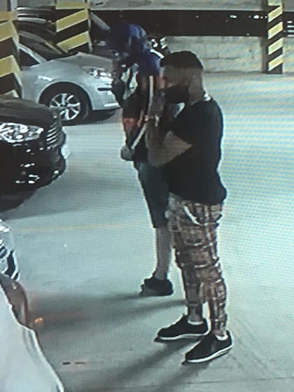 Padre e hijo estacionaron el Volkswagen Golf GTi blanco en un garaje de Ciudadela, adonde llegaron después de arrollar a un niño y a su madre, provocando la muerte del menor y heridas graves en la mujer, que está internada