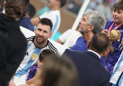 Padre e hijo, juntos durante la final que consagró a la Argentina en Qatar 2022 (Photo by Jean Catuffe/Getty Images)
