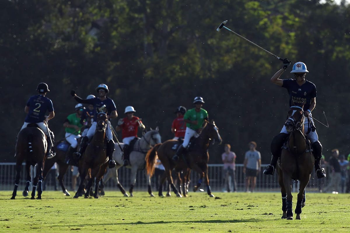 Padre e hijo quedaron lejos en la jugada final, pero los dos festejan ser campeones del Abierto de Hurlingham; para Adolfito se trata de la 14ª vez, y para Poroto, su bautismo de consagración en un torneo de Triple Corona.