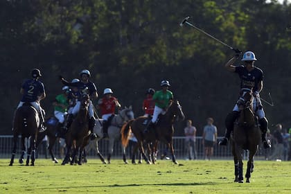 Padre e hijo quedaron lejos en la jugada final, pero los dos festejan ser campeones del Abierto de Hurlingham; para Adolfito se trata de la 14ª vez, y para Poroto, su bautismo de consagración en un torneo de Triple Corona.
