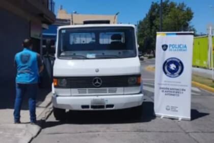 Padre e hijo robaron un camión en Belgrano mientras paseaban un perro y fueron detenidos.