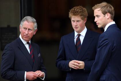 Padre e hijos a la salida de una misa en memoria de Diana en la Capilla de los Guardias, en Londres, el 31 de agosto de 2007, diez años después de su muerte. Por aquel entonces, Harry llevaba una vida alocada, pero cerca de Carlos y William.