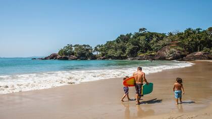 Padre e hijos en la orilla de Praia do Félix.
