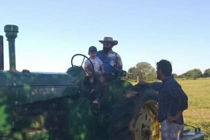 Padre, hijo y nieto, en Machagai, Chaco, los Gullar trabajan en el campo de la familia