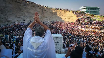 Padre Pedro Opeca en el Pueblo de Akamasoa