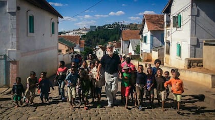 El Padre Pedro Opeka, también conocido como "El albañil de Dios" en Akamasoa, Madagascar. Este pueblo que fue fundado sobre un basural rellenado.