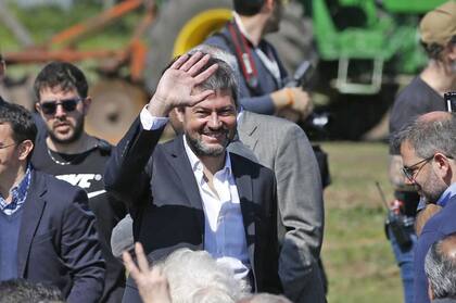 Matías Lammens saluda al terminar el acto