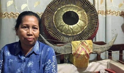"Padre, tenemos visitas", le dijo Mamak Lisa a su padre, Paulo Cirinda, cuyos restos estén en un féretro en un rincón de la sala. Cirinda murió hace 12 años