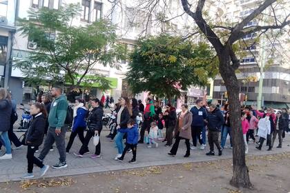 Padres autoconvocados de las escuelas de Bahía Blanca marcharon por la plaza Rivadavia