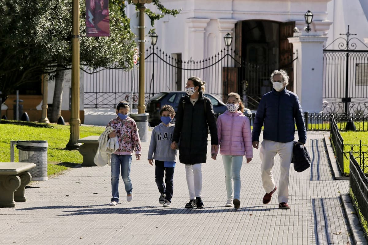 Padres con sus hijos en plazas durante la mañana del sábado