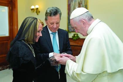 Padres de seis hijos y abuelos de seis nietos, comparten todo desde hace medio siglo. Durante el encuentro con el Papa, Francisco tuvo palabras muy elogiosas para con ellos.