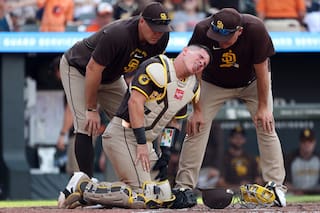 Padres ponen al receptor Freddy Fermín en lista de lesionados por conmoción