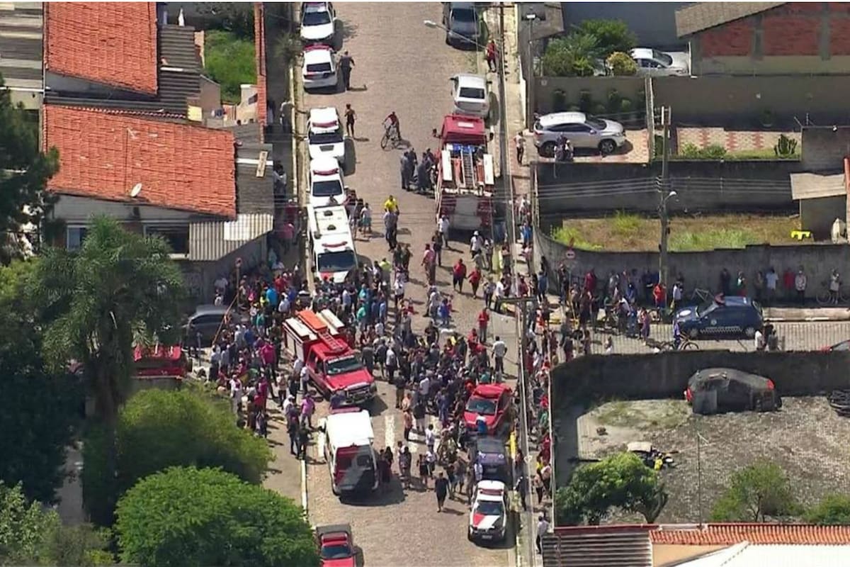 Padres se reúnen frente a la escuela