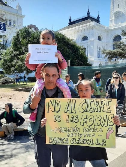 Padres y alumnos de la escuela de danzas piden por la permanencia del servicio