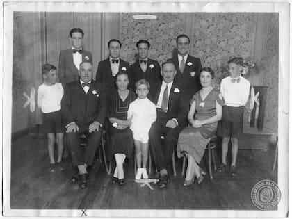 Padrinazgo presidencial. Ahijado: Agustín Justo Rodríguez. Padrino: Sr. Isidoro Báez. Madrina: Sra Amalia Rodríguez. Padres y hermanos.