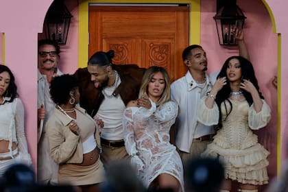 Padro Pascal, Karol G, Cardi B, entre otros artistas que fueron invitados a participar dle show de Bad Bunny desde la famosa Casita