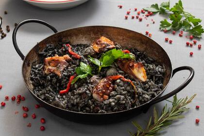 Paella de arroz negro y pulpo