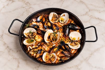 Paella de El Burladero con arroz Calasparra, el azafrán y el sofrito son parte de la preparación