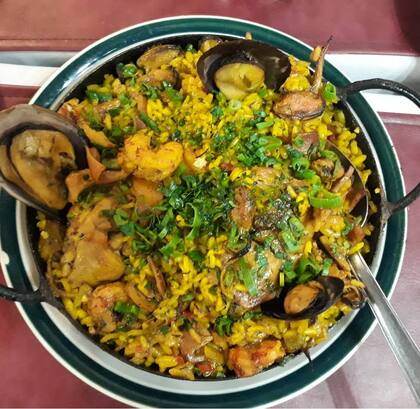 Paella de mariscos, una de las especialidades.