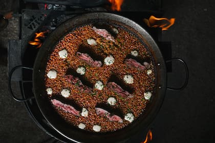 Paella de Milanesa con bife de chorizo empanado de Costa7070