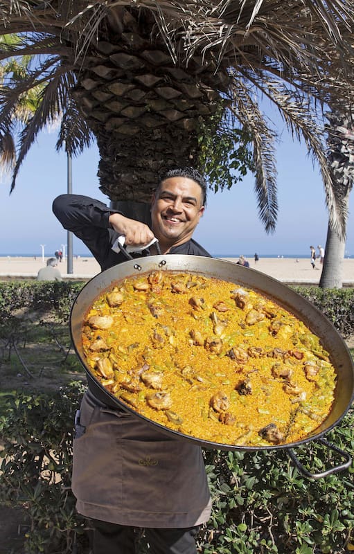 Paella en el restaurante El Coso en la Playa de la Malvarrosa.