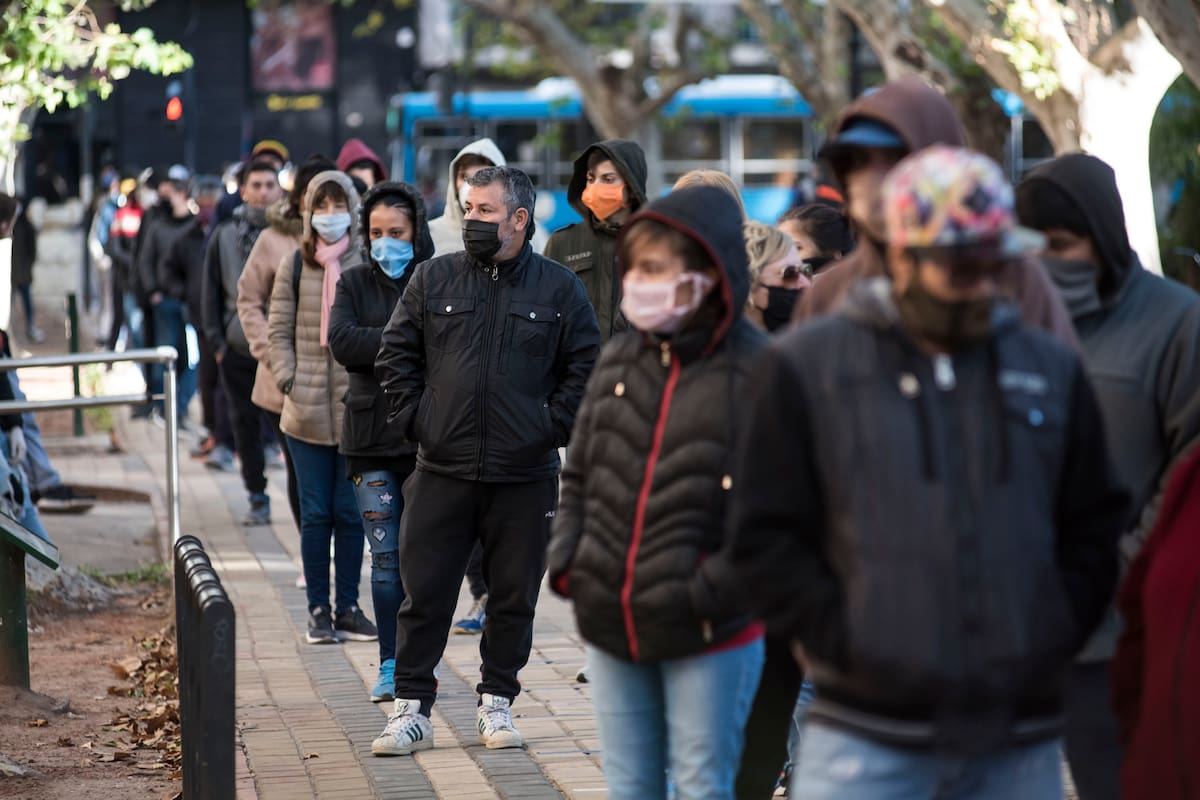 Pagan en Rosario a los primeros beneficiarios del IFE Ingreso Familiar de Emergencia, en las sucursales del correo Argentino