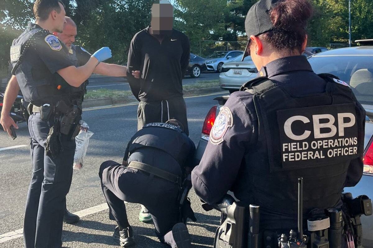Pagar a un coyote para trasladar a un niño o a cualquier persona a través de la frontera de Estados Unidos constituye un crimen federal según el artículo 8 U.S.C. §1324