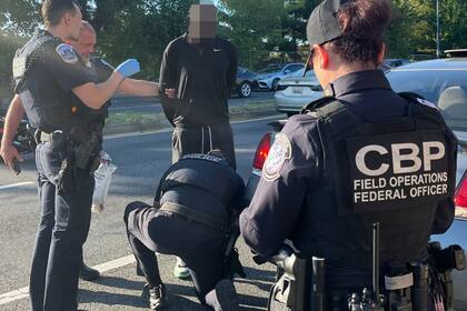 Pagar a un coyote para trasladar a un niño o a cualquier persona a través de la frontera de Estados Unidos constituye un crimen federal según el artículo 8 U.S.C. §1324