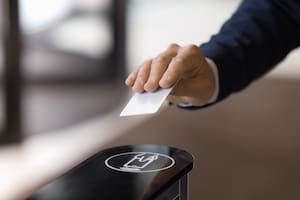 Pagar el transporte con la tarjeta de débito en vez de con otro sistema de carga es una facilidad que ya empieza a extenderse en muchas ciudades