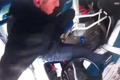 Pagó un boleto por un recorrido más corto, discutió con el colectivero y terminaron a las trompadas