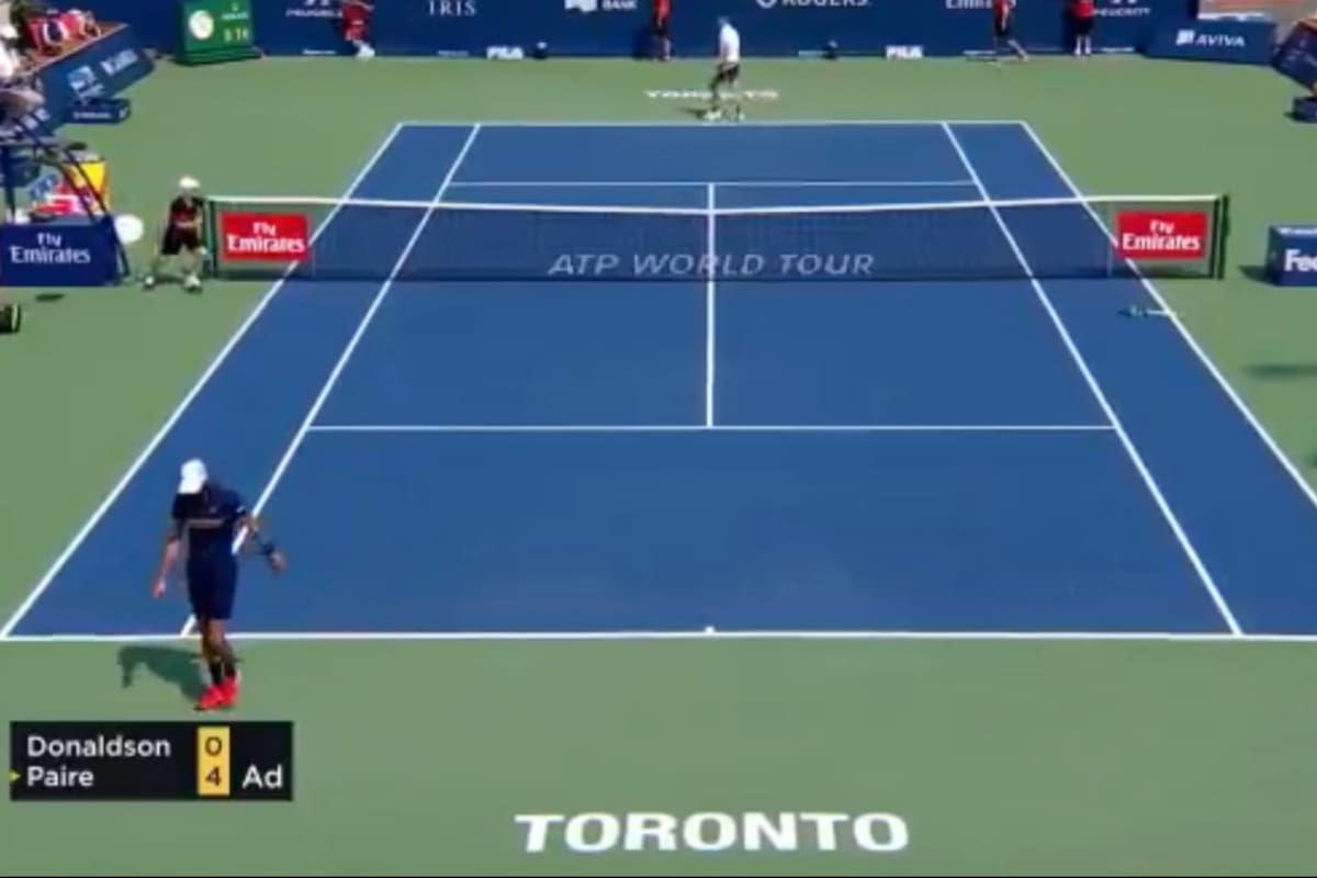 Paire en un rincón; la raqueta casi al otro lado