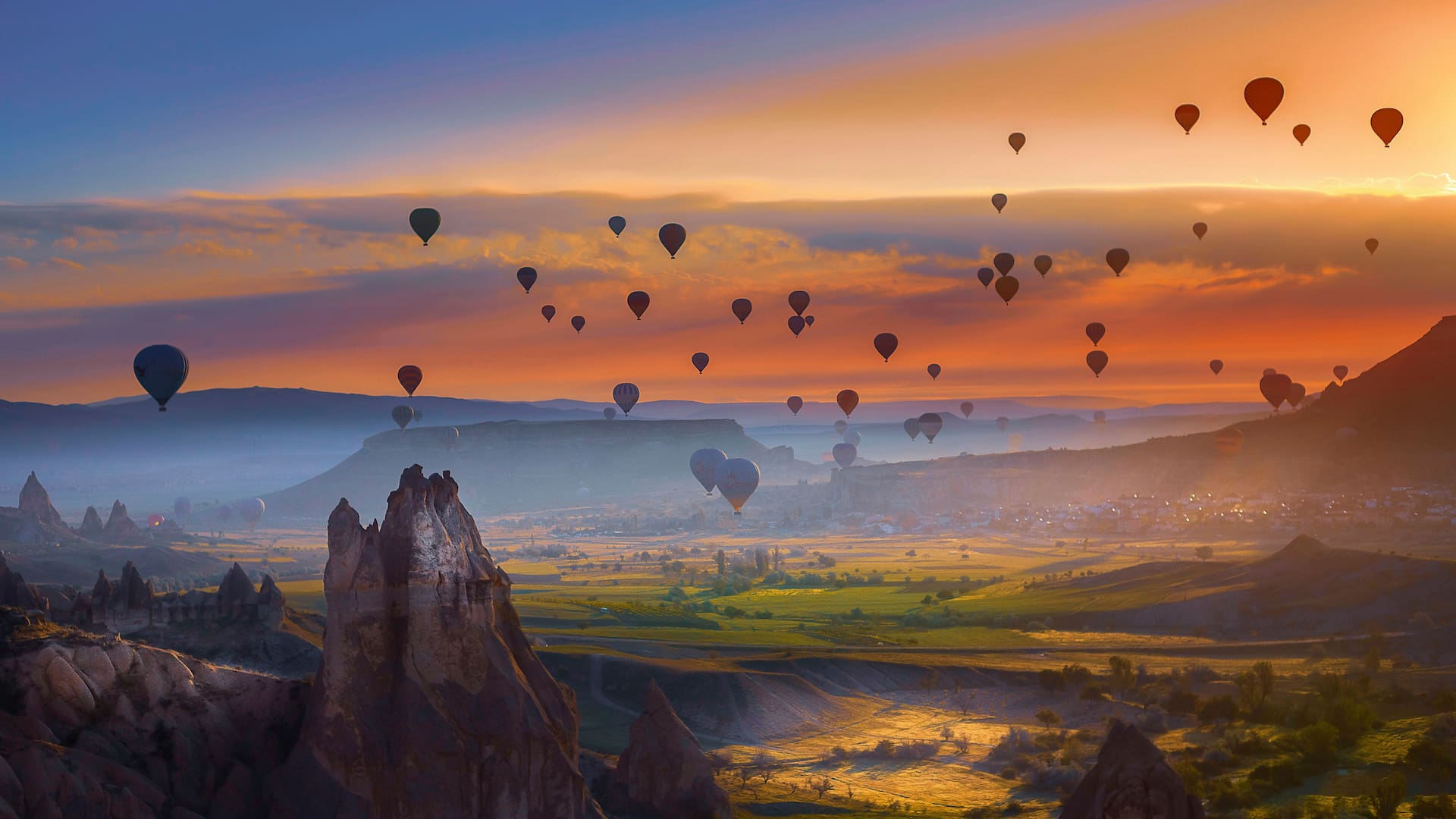 Paisaje de la fabulosa Capadocia (Kapadokya) y los coloridos globos de aire voladores en el cielo al amanecer en Anatolia