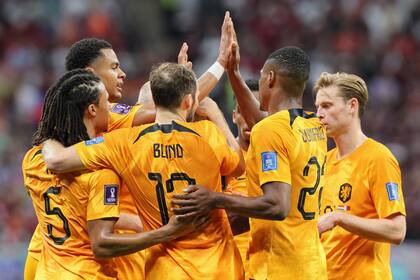 Países Bajos avanzó a los octavos de final del Mundial de Qatar como primero del grupo A, pero dejó dudas que ponen en tela de juicio su condición de candidato importante.