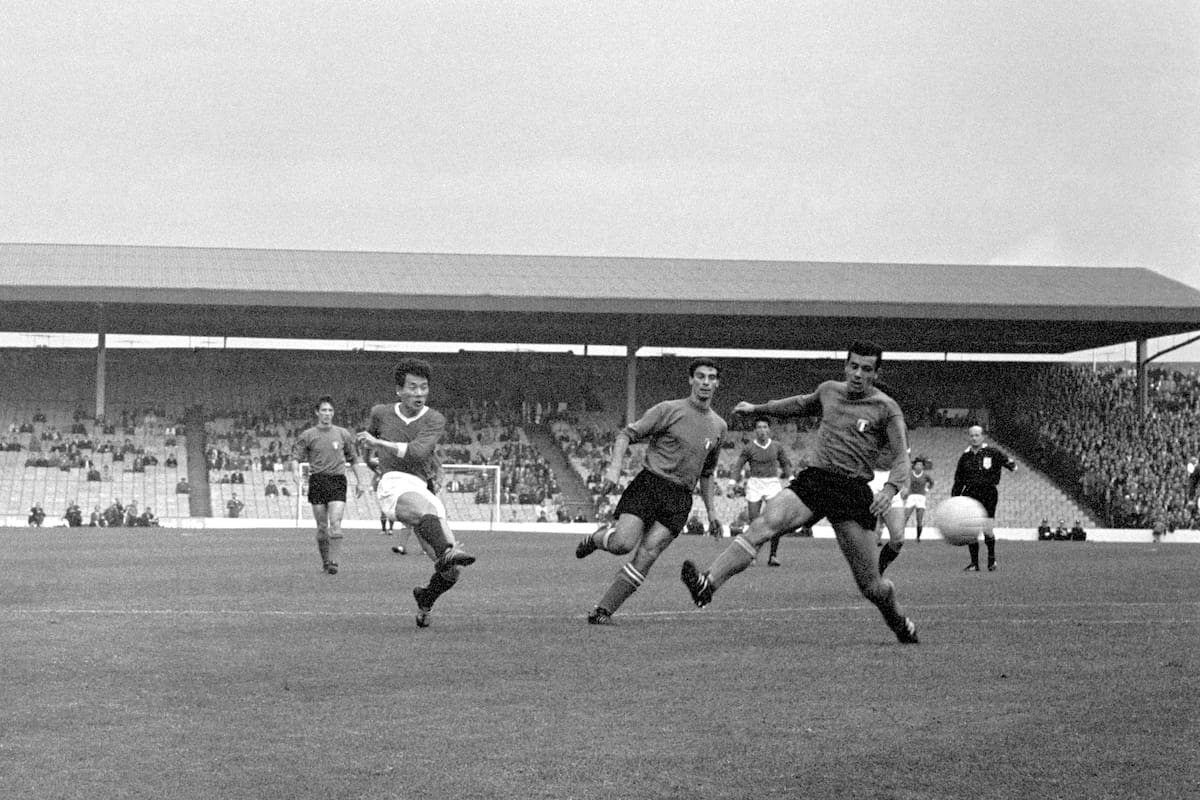 Pak Doo Ik anota para Corea del Norte el gol del triunfo ante Italia, por el Mundial de 1966, en un partido disputado en Ayresome Park, Middlesbrough